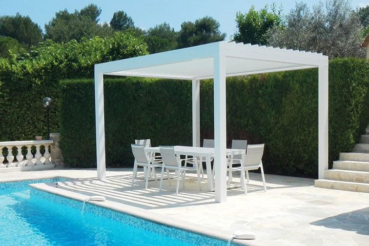 Pergola bioclimatique blanche